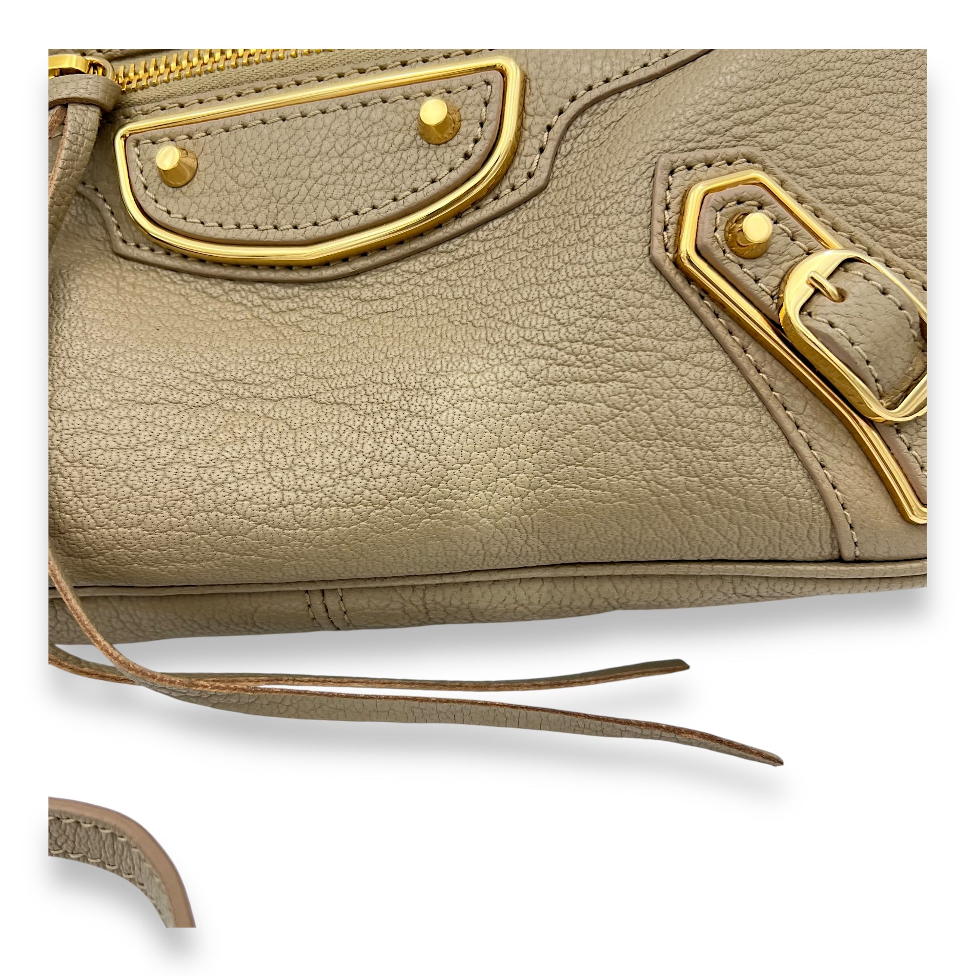 Metallic Edge Classic Crossbody Bag Beige in Calfskin, Gold hardware - Image 8